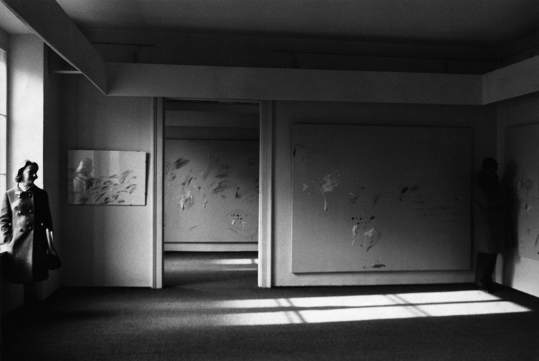 Installationsansicht der Ausstellung Cy Twombly: The artist in the Northern Climate mit Besuchenden, Galerie Friedrich + Dahlem, München, Maximilianstraße, 15.11.-31.12.1964. Foto: Galerie Friedrich + Dahlem. Thordis Moeller Archiv, Millerton, USA