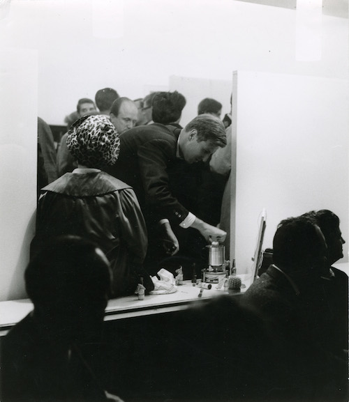 Entweder gibt hier Rudolf Zwirner am 12.9.1963 gegen 20.00 Uhr ein Ei in einen Wasserkocher und eröffnet damit Kölns kürzeste Ausstellung - oder er holt das längst erkaltete Ei wieder heraus. Foto: ©Jaschinski und Dreger; ZADIK, A 2, X, 123