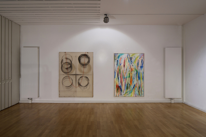 links: Fabian Herkenhöner, WO111 (Dynamism of a dog on a leash), 2014 Staub auf Leinwand, 200 x 150 cm, Courtesy the artist,; rechts: Jan Pleitner as yet untitled, 2014 Öl auf Leinwand, 190 x 130 cm, Courtesy Ancient & Modern / Natalia Hug Gallery 