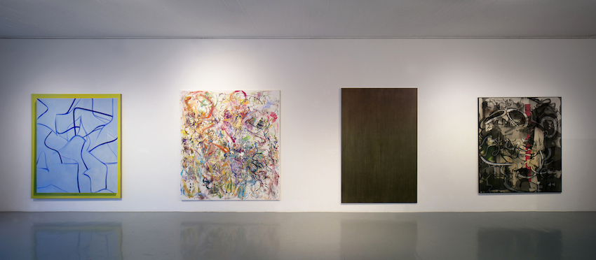 von links: Martin Weidemann, Zimmer Nr. 4 (Detail), 2014 Öl auf Leinwand, 200 x 170 cm, Courtesy Warhus Rittershaus; Matthias Schaufler, Ohne Titel (K2), 2014, Öl auf Leinwand, 210 x 190 cm, Courtesy Galerie Hammelehle und Ahrens; Philip Seibel, Tafel 25 (Fluß und Floß), 2014, Öl, Pigment und Lack auf Aluminium 220 x 145 cm, Courtesy Berthold Pott; Jan-Ole Schneemann, Fusel, 2014, Öl auf Leinwand 180 x 155 cm, Courtesy the artist