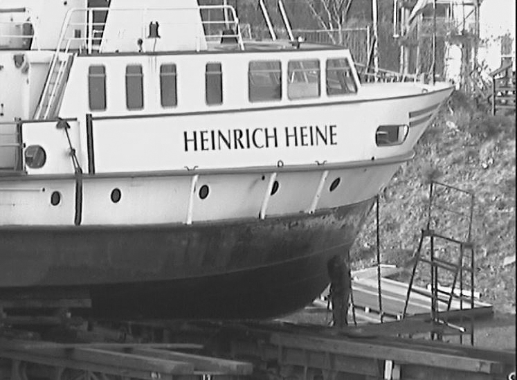 Die Heinrich Heine im Mühlheimer Hafen